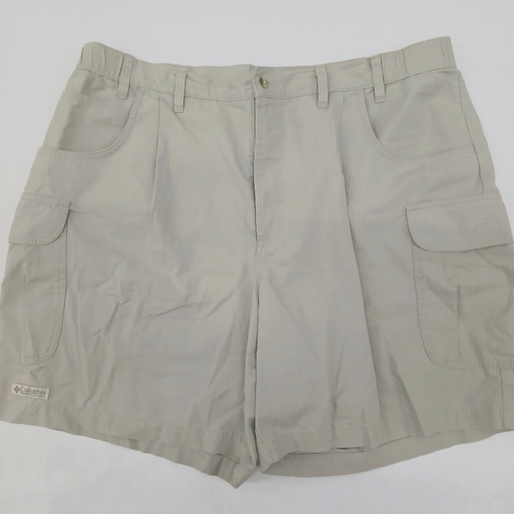 Columbia Men's Tan Cargo Shorts. Size 40. RN#69724.